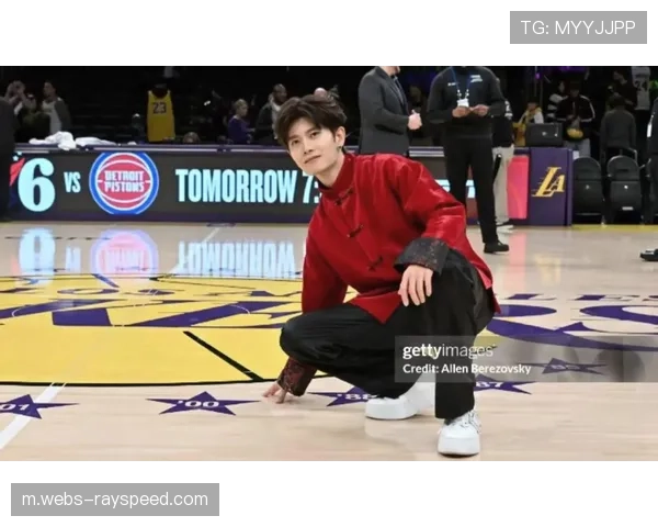 腾讯体育策划明星探访NBA全明星主题展览环节，任嘉伦体验缩小版篮筐互动装置